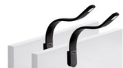 Zwei flexible, schwarze Leseleuchten Silka, die an weißen Oberflächen befestigt sind, seitliche Perspektive.