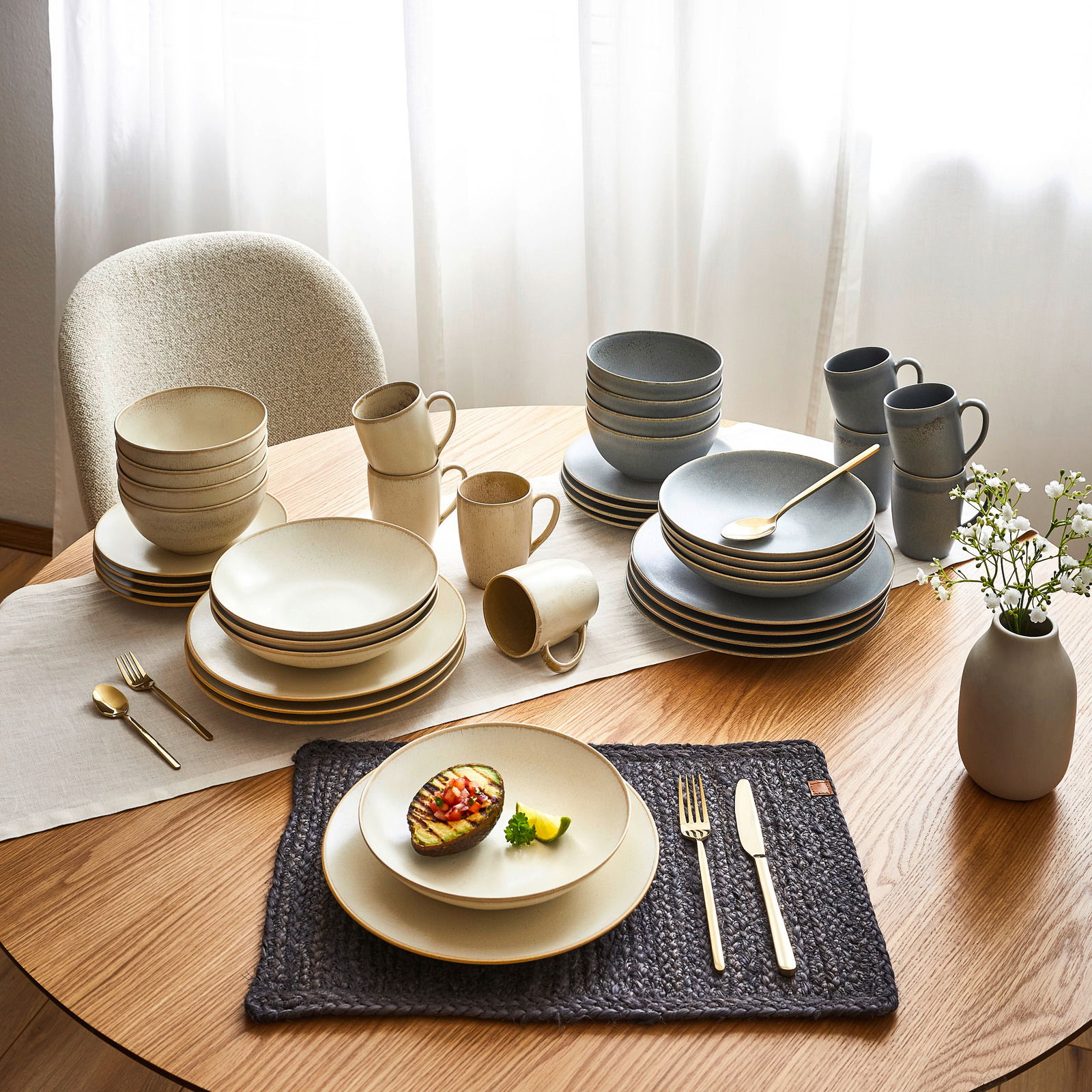 ASA SELECTION Kombiservice 20-tlg. Cafe del Mar Kombiservice 20-tlg. Cafe del auf einem gedeckten Tisch, bestehend aus Tellern, Schalen und Tassen in neutralen Farben, mit goldfarbenem Besteck und einer dekorativen Vase. Perspektive von oben.