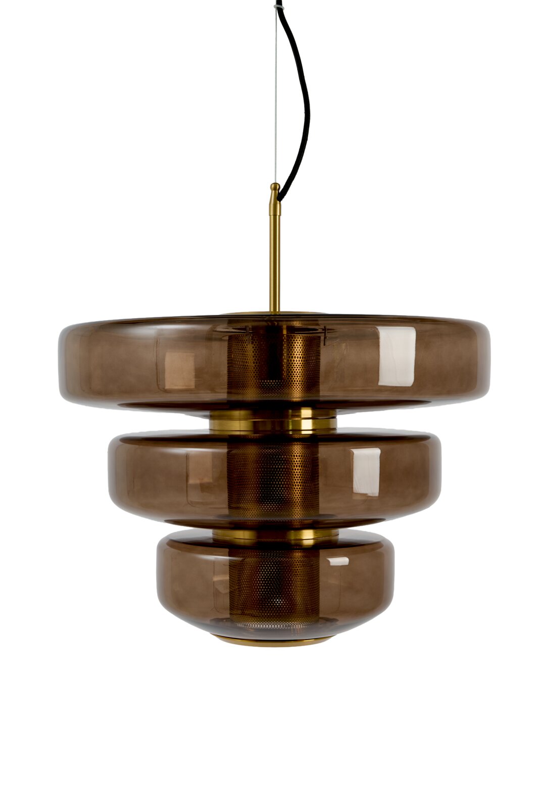 Vooraanzicht van een stijlvolle hanglamp met drie gelaagde, afgeronde kappen van rookbruin glas en goudkleurige metalen details tegen een witte achtergrond.