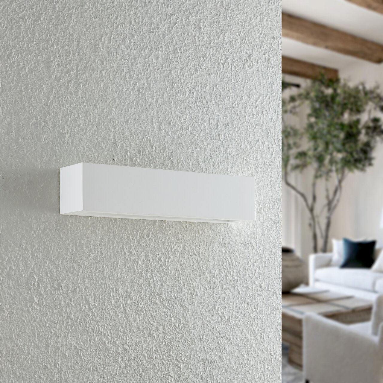 Moderne weiße Wandleuchte in einem Wohnzimmer, seitliche Perspektive
