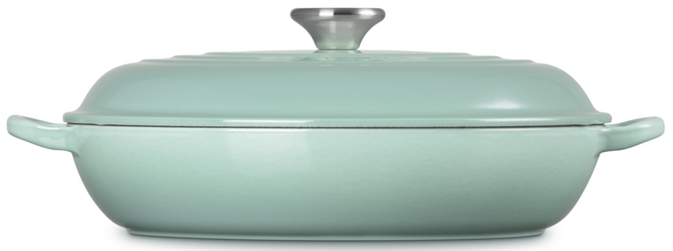 Mintgrüner ovaler Bräter mit Deckel und seitlichen Griffen, freigestellt auf weißem Hintergrund, Frontansicht auf Augenhöhe.