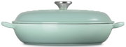 Mintgrüner ovaler Bräter mit Deckel und seitlichen Griffen, freigestellt auf weißem Hintergrund, Frontansicht auf Augenhöhe.
