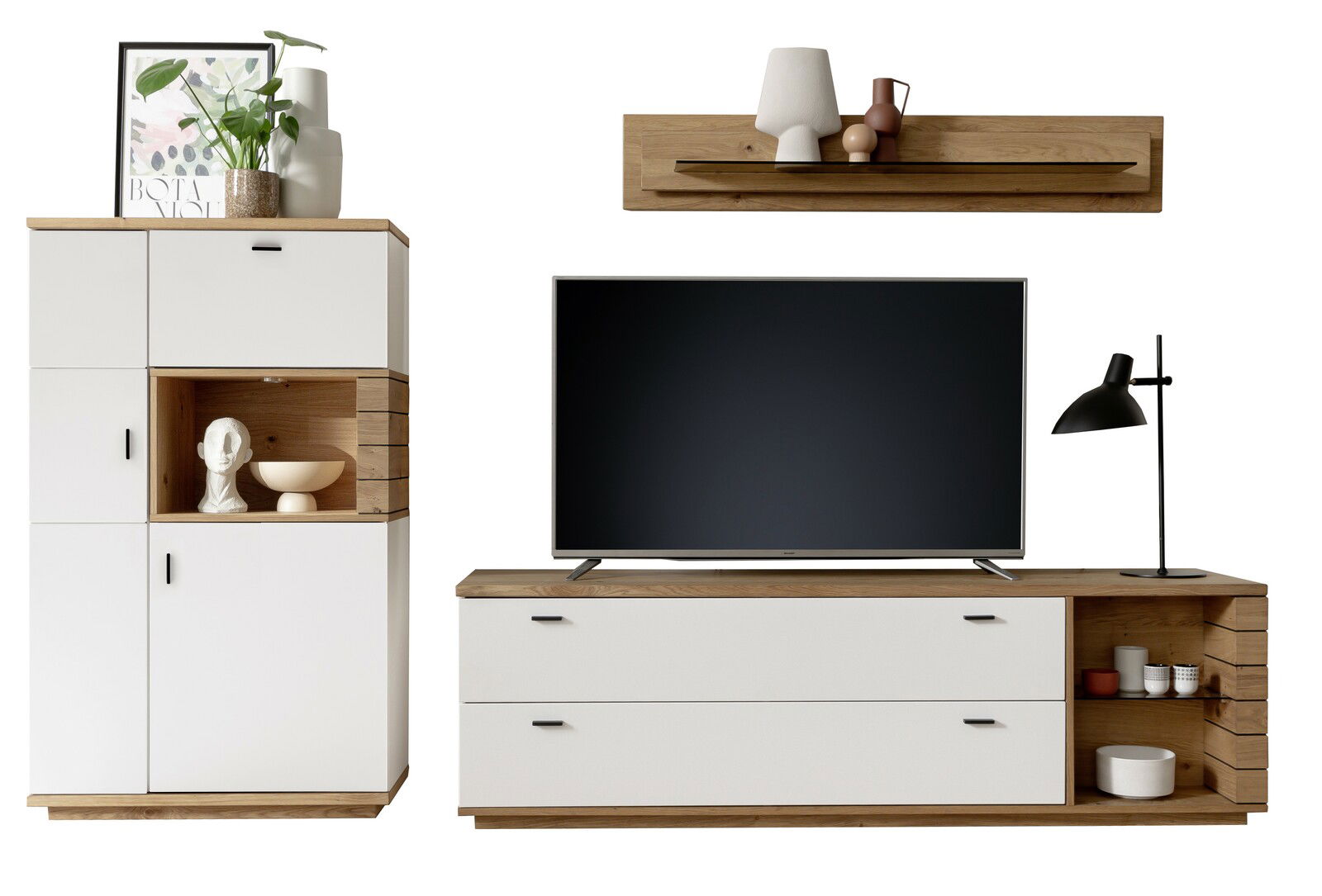 Moderne Wandkombination mit weißem und holzfarbenem Design, bestehend aus einem hohen Schrank, einem TV-Schrank und einem Wandregal. Frontalansicht.