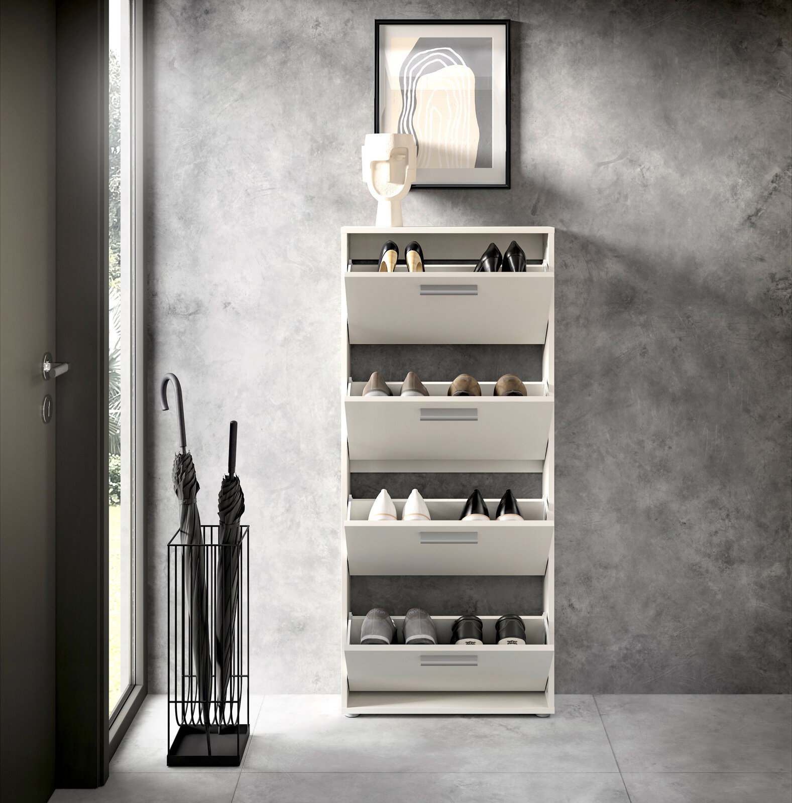 Moderner Schuhkipper mit vier Klappen, frontal fotografiert, in einem stilvollen Eingangsbereich mit grauer Wand und Regenschirmständer.