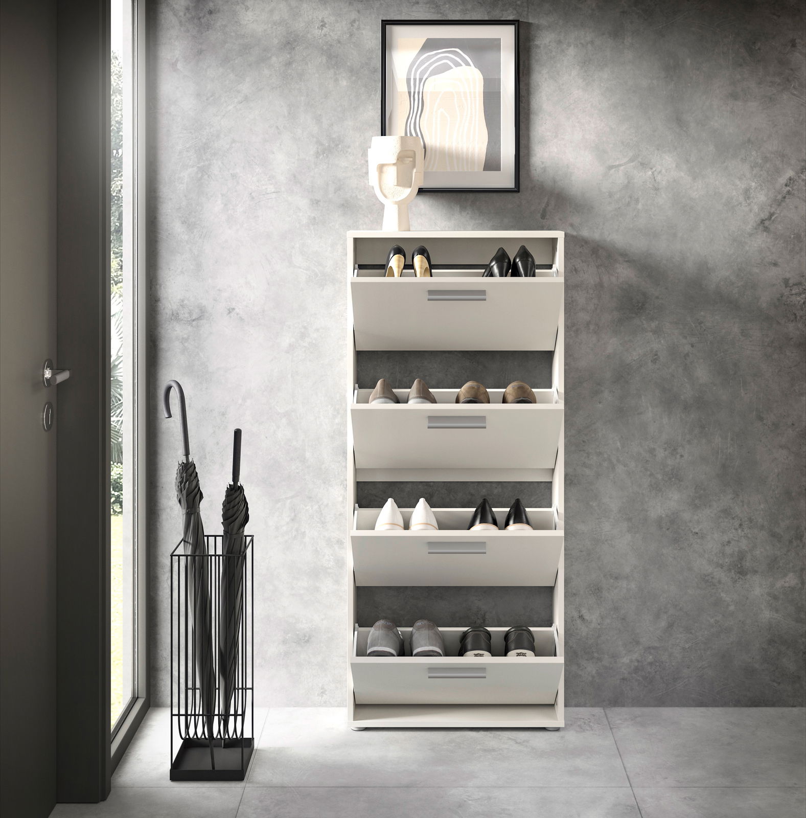 Moderner Schuhkipper mit vier Klappen, frontal fotografiert, in einem stilvollen Eingangsbereich mit grauer Wand und Regenschirmständer.
