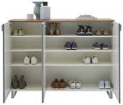 Offener XL-Schuhschrank mit mehreren Regalböden, gefüllt mit verschiedenen Schuhen, aus frontaler Perspektive.