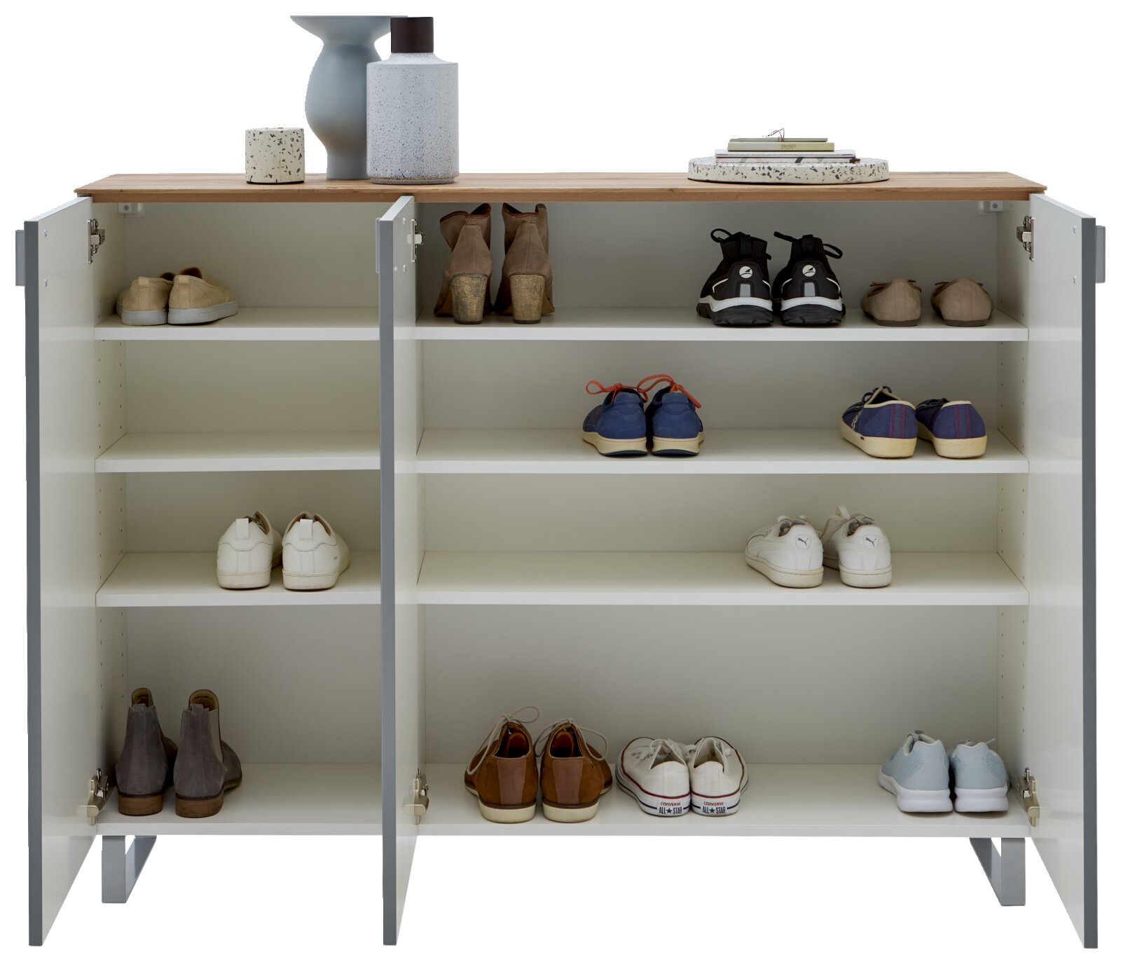 Offener XL-Schuhschrank mit mehreren Regalböden, gefüllt mit verschiedenen Schuhen, aus frontaler Perspektive.