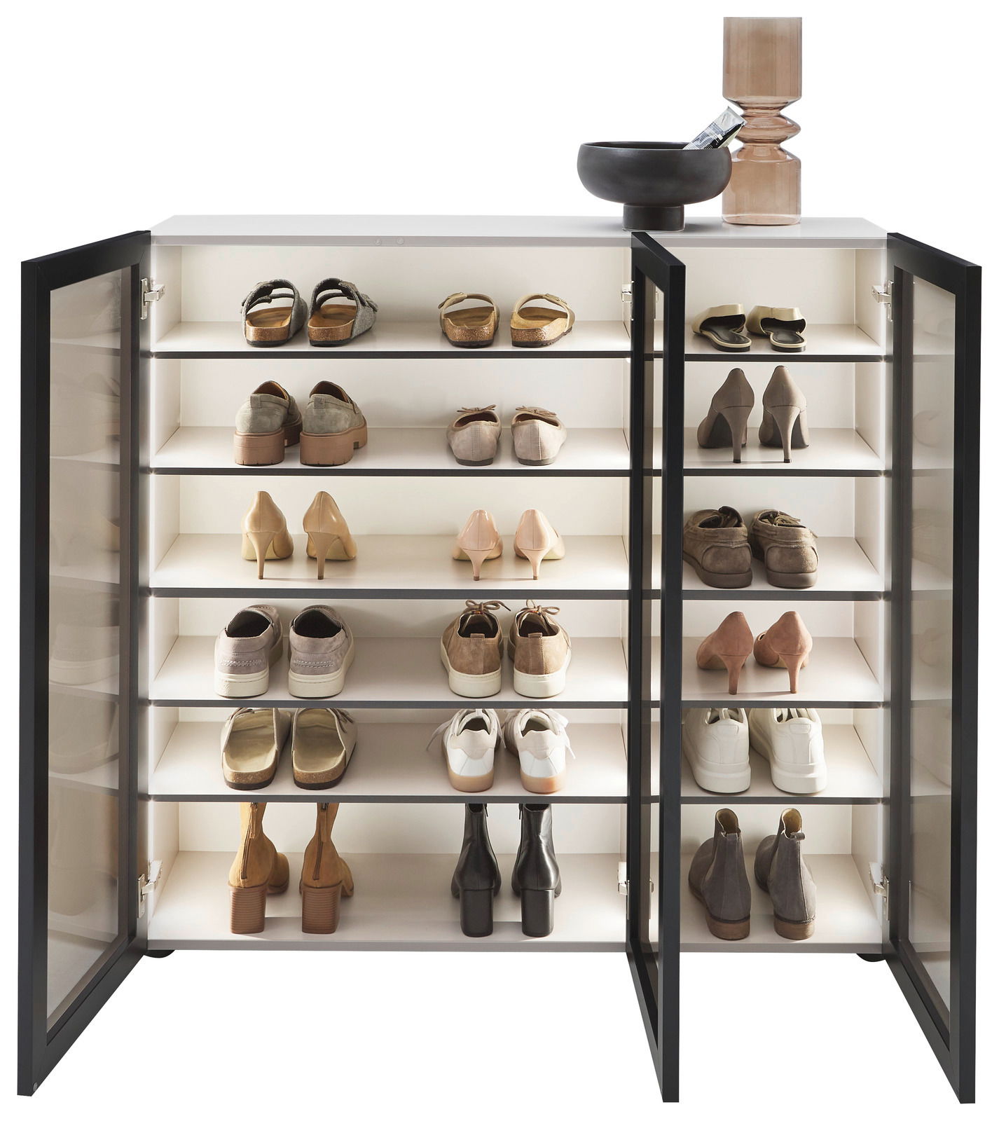 Schuhschrank-Vitrine mit geöffneten Glastüren, gefüllt mit verschiedenen Schuhen, aus der Frontalperspektive.