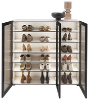 Schuhschrank-Vitrine mit geöffneten Glastüren, gefüllt mit verschiedenen Schuhen, aus der Frontalperspektive.