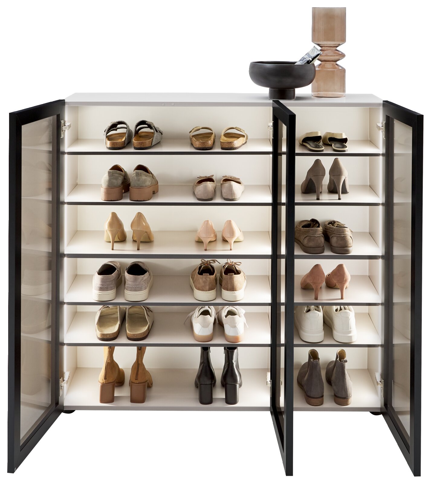 Schuhschrank-Vitrine mit geöffneten Glastüren, gefüllt mit verschiedenen Schuhen, aus der Frontalperspektive.