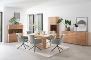 Modernes Wohnzimmer mit einem Highboard aus Holz, umgeben von einem Esstisch und grauen Stühlen, aus der Frontalperspektive fotografiert.