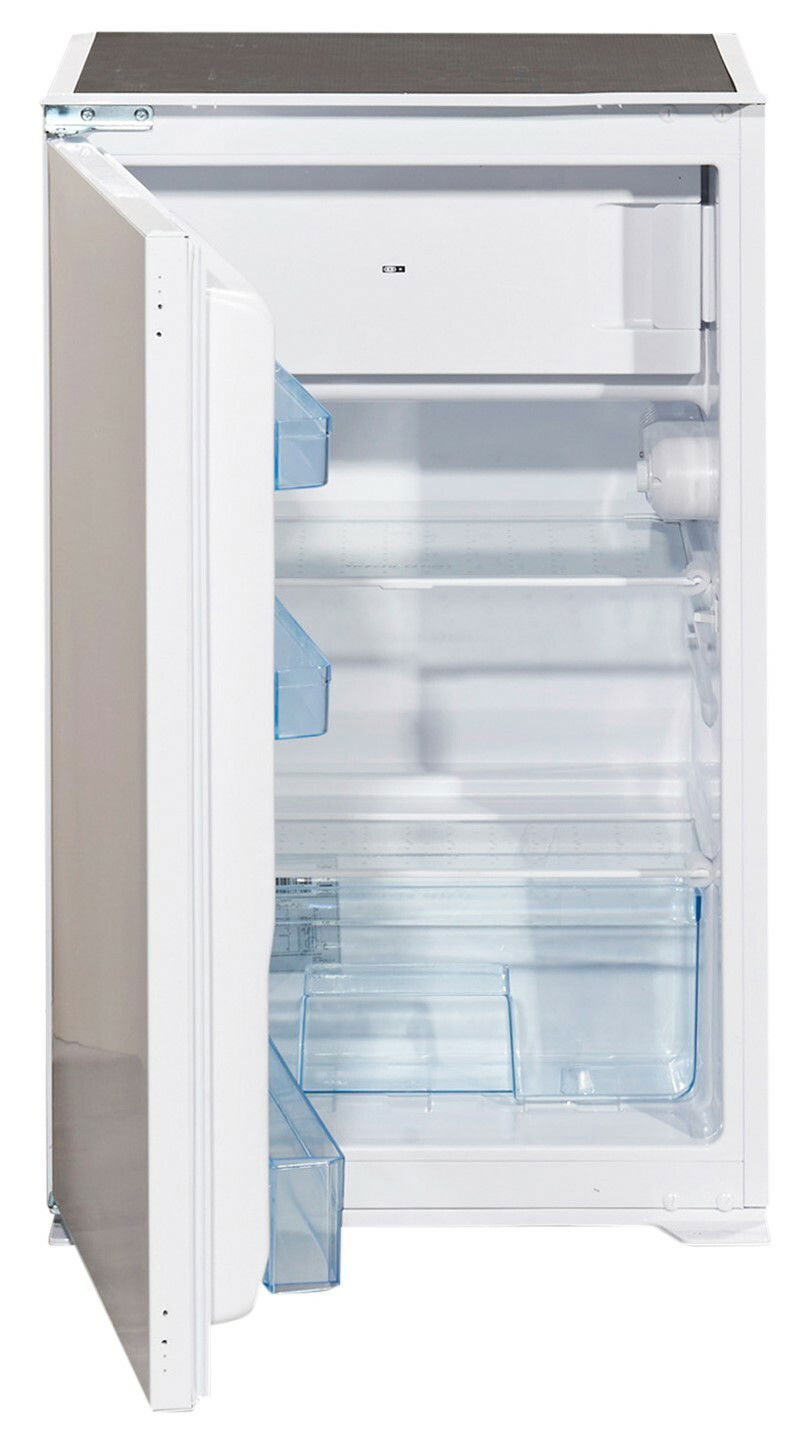 Kühlschrank mit geöffneter Tür, seitliche Perspektive, zeigt Innenraum mit Gefrierfach und transparenten Ablagen.