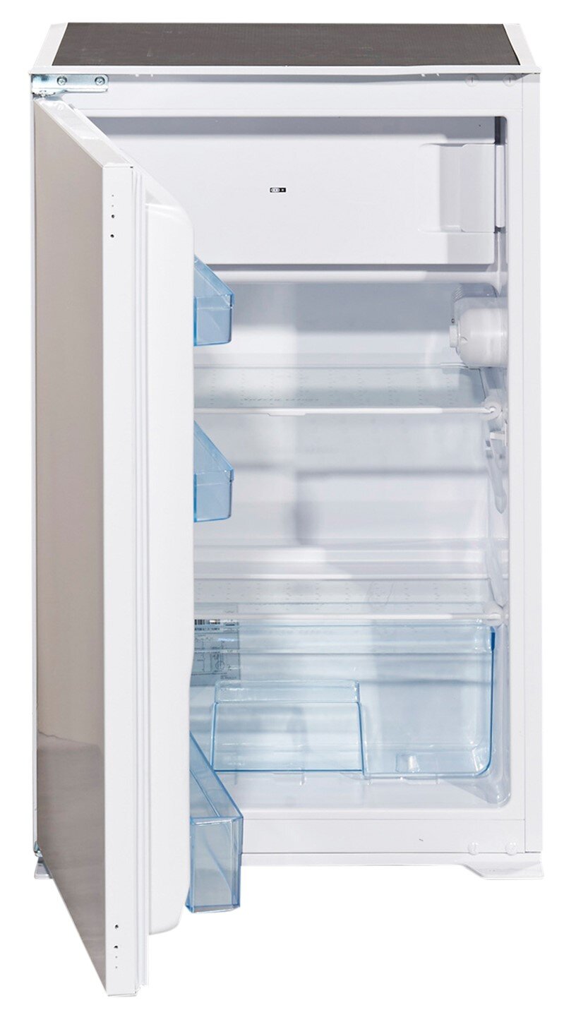 Kühlschrank mit geöffneter Tür, seitliche Perspektive, zeigt Innenraum mit Gefrierfach und transparenten Ablagen.