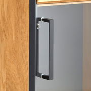 Nahaufnahme eines Vitrinenschranks mit Holz- und Glaselementen, seitliche Perspektive