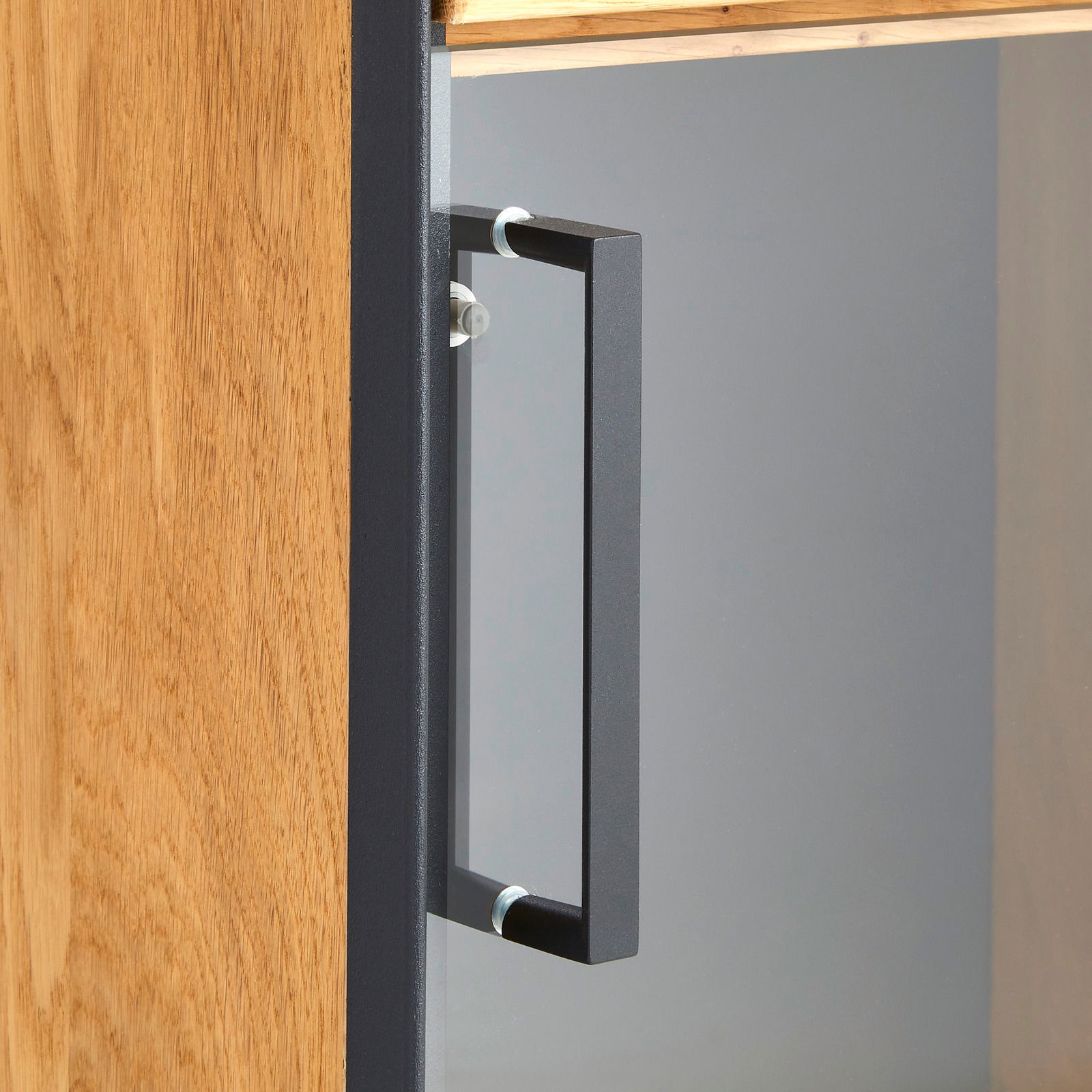 Nahaufnahme eines Vitrinenschranks mit Holz- und Glaselementen, seitliche Perspektive