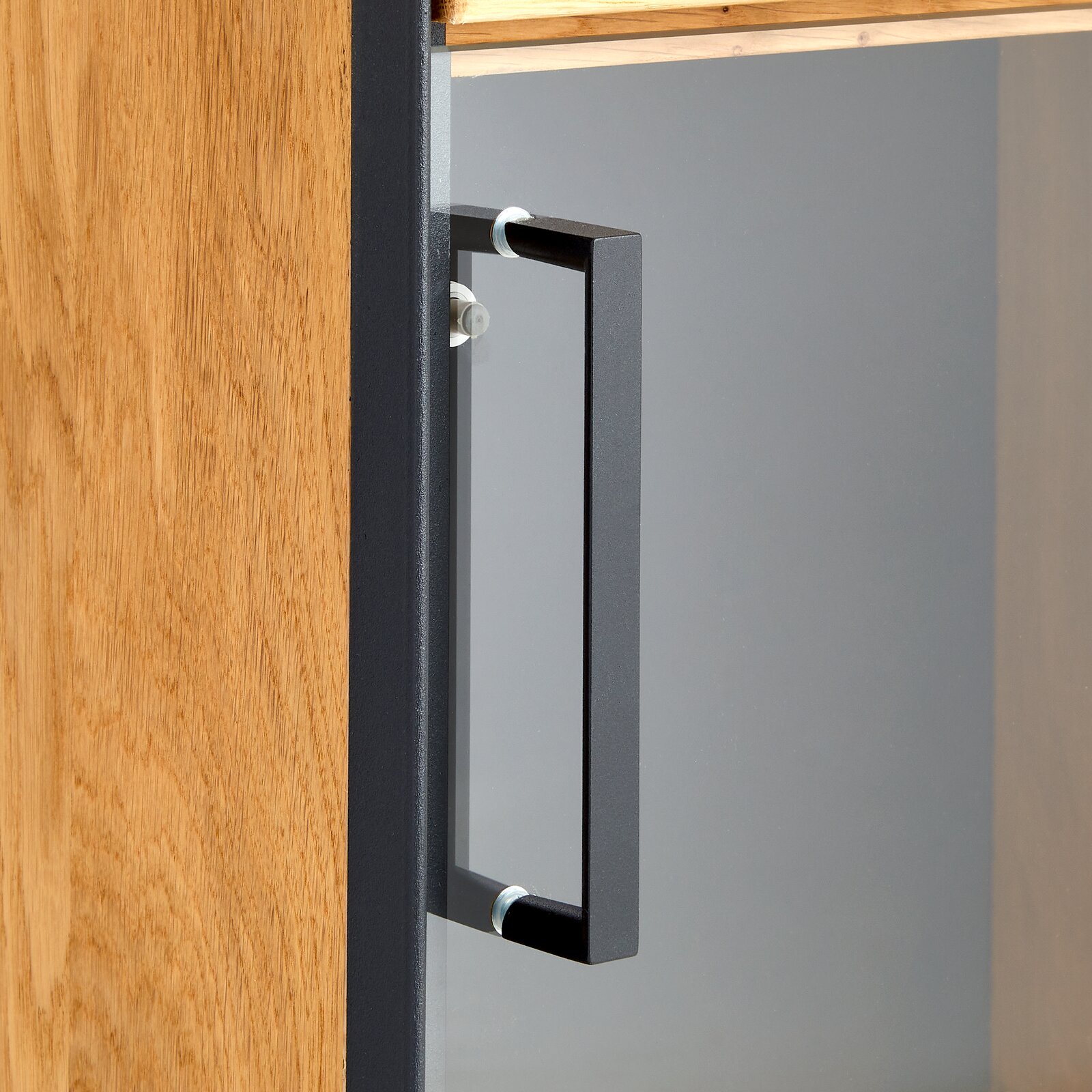 Nahaufnahme eines Vitrinenschranks mit Holz- und Glaselementen, seitliche Perspektive