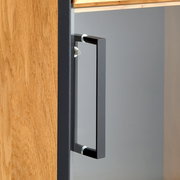 Nahaufnahme eines Vitrinenschranks mit Holz- und Glaselementen, seitliche Perspektive