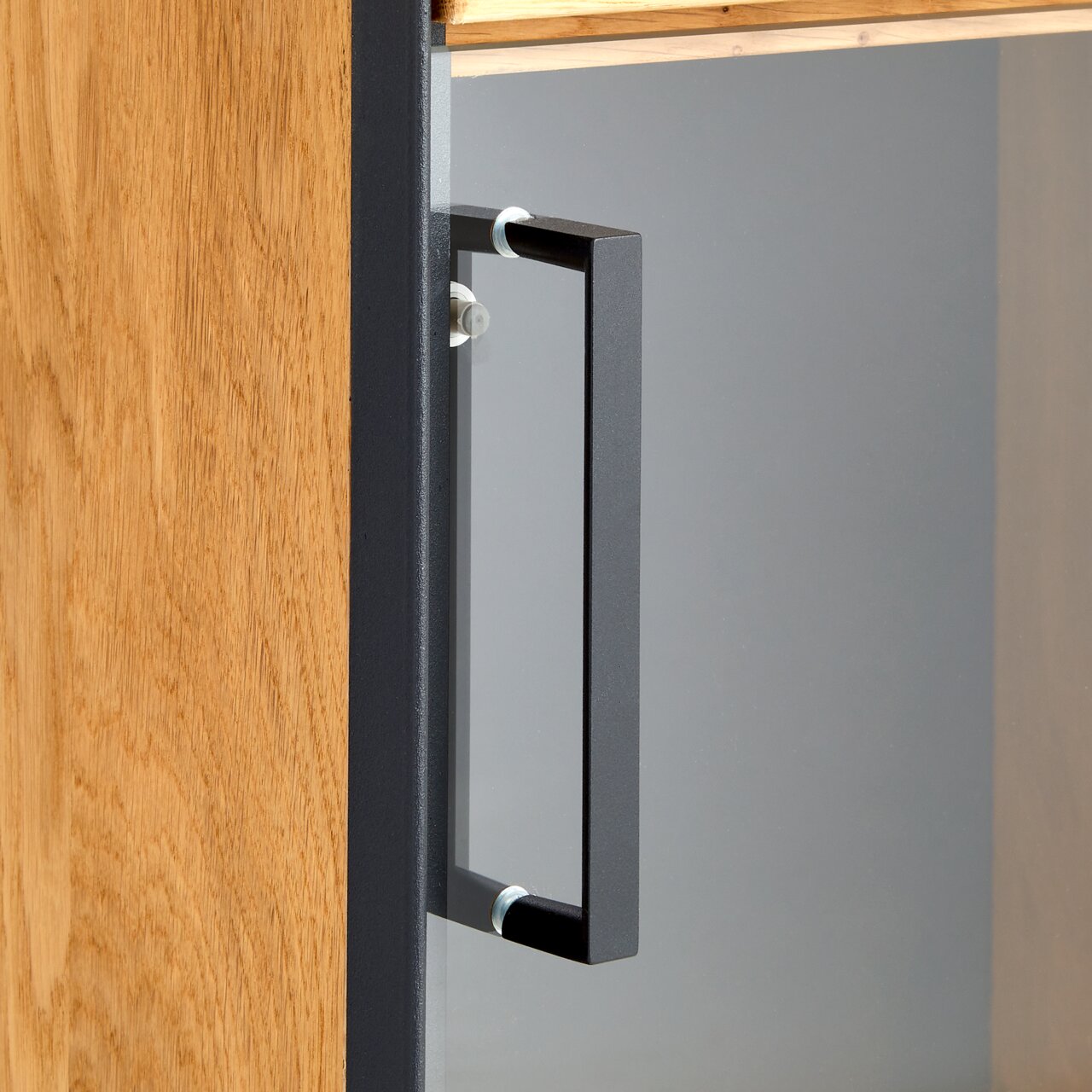 Nahaufnahme eines Vitrinenschranks mit Holz- und Glaselementen, seitliche Perspektive
