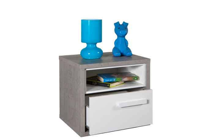 XORA Nachtkonsole MARIO Nachtkonsole in grauer Holzoptik mit einer offenen Ablage und einer weißen Schublade, darauf eine blaue Lampe und eine blaue Dekofigur, Perspektive von vorne.