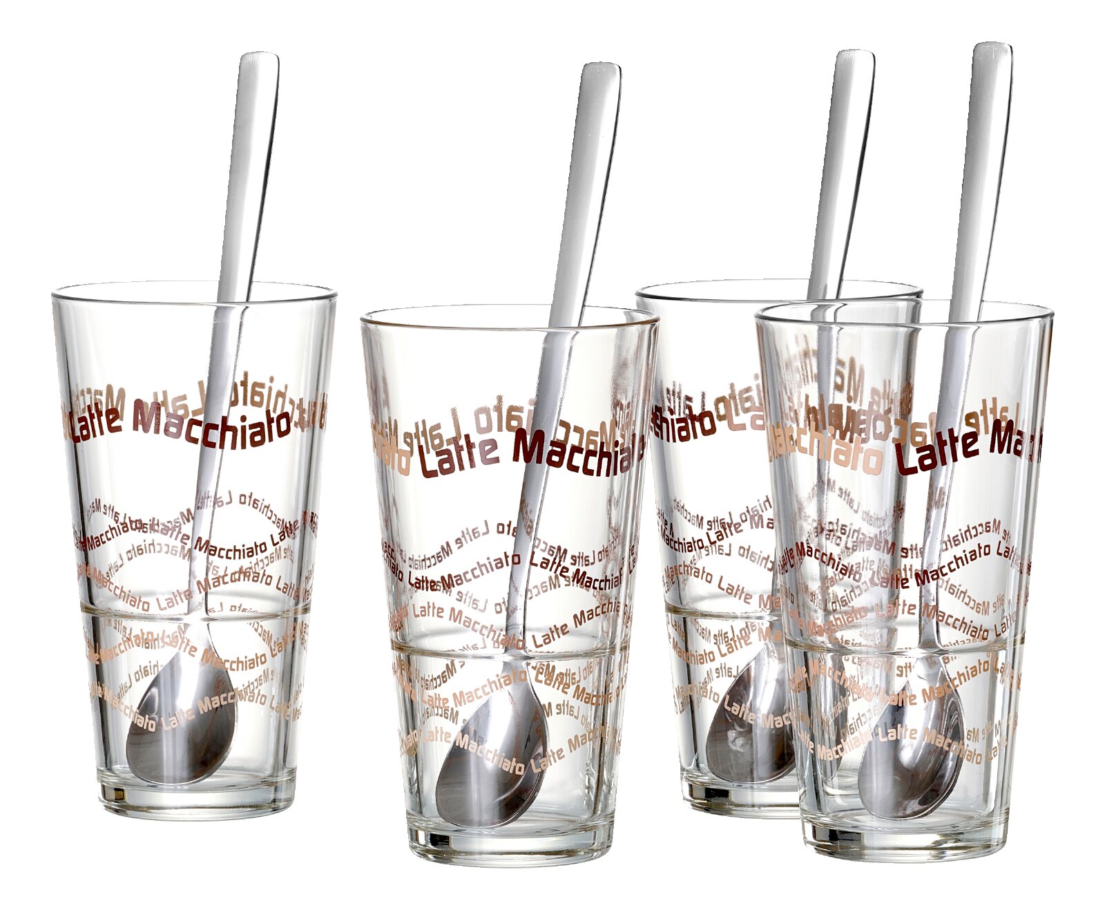 Vier hohe Latte-Macchiato-Gläser mit braunem Schriftdekor und jeweils einem langen Edelstahl-Löffel, aus leichter Frontperspektive freigestellt dargestellt