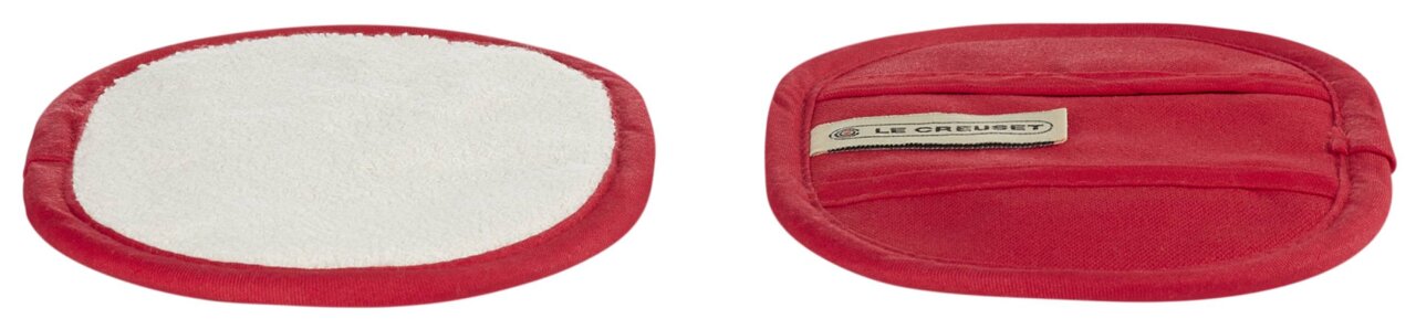 Zwei rote Topf-Griffschützer aus Stoff, Vorder- und Rückansicht, mit Le Creuset-Logo.