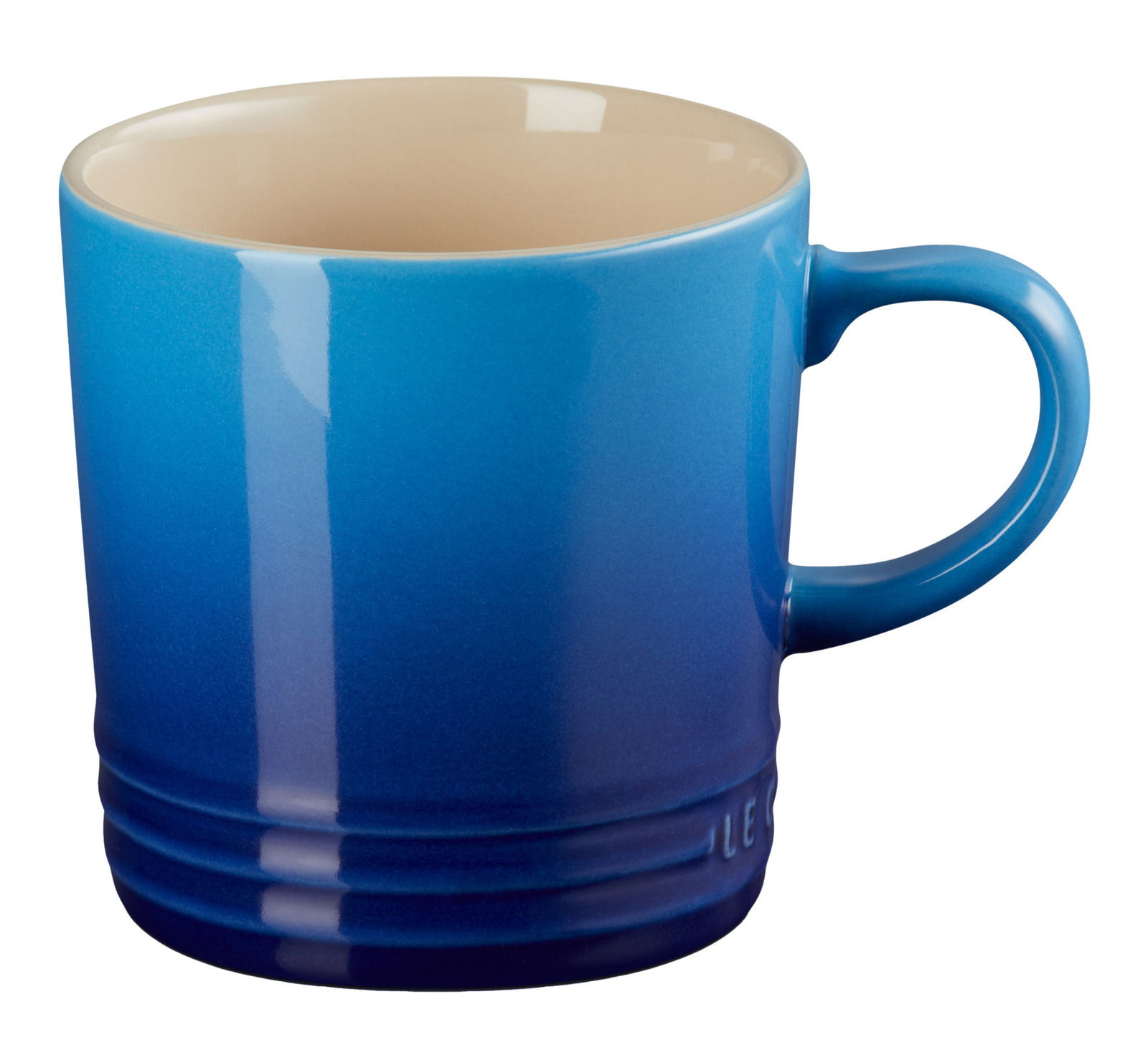 Blauer Becher mit Henkel, seitliche Perspektive