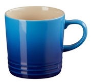 Blauer Becher mit Henkel, seitliche Perspektive