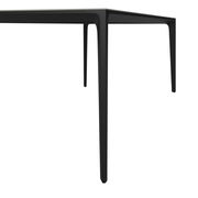 Moderner schwarzer Gartentisch aus seitlicher Perspektive