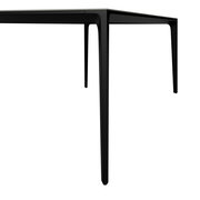 Moderner schwarzer Gartentisch aus seitlicher Perspektive