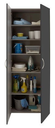 Geöffneter Mehrzweckschrank mit verschiedenen Haushaltsgegenständen, wie Reinigungsmittel, Bügeleisen und Eimer, aus der Frontalperspektive.