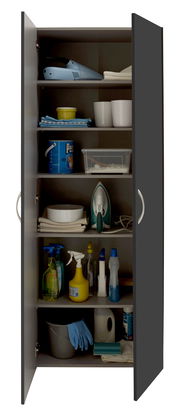 Geöffneter Mehrzweckschrank mit verschiedenen Haushaltsgegenständen, wie Reinigungsmittel, Bügeleisen und Eimer, aus der Frontalperspektive.