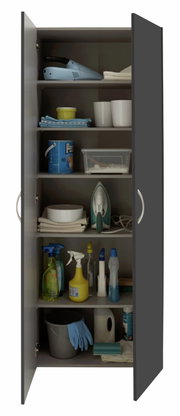 Geöffneter Mehrzweckschrank mit verschiedenen Haushaltsgegenständen, wie Reinigungsmittel, Bügeleisen und Eimer, aus der Frontalperspektive.