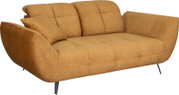 Senfgelbes, gepolstertes 2-Sitzer-Sofa mit Steppung, breiten Armlehnen, Zierkissen und schwarzen Metallfüßen, freigestellt auf weißem Hintergrund, Ansicht schräg von vorne.