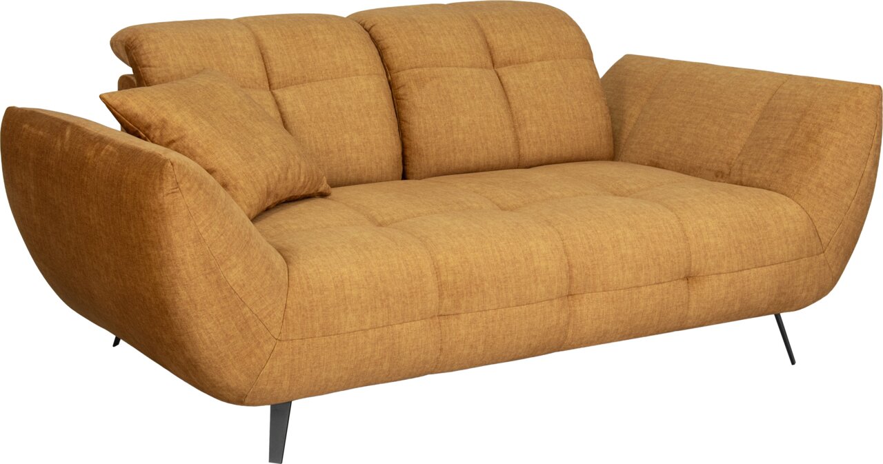 Z2 Sofa 2-Sitzer SALVATORE Senfgelbes, gepolstertes 2-Sitzer-Sofa mit Steppung, breiten Armlehnen, Zierkissen und schwarzen Metallfüßen, freigestellt auf weißem Hintergrund, Ansicht schräg von vorne.