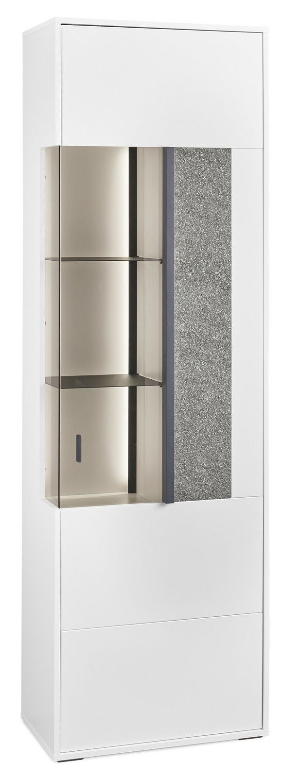 Moderne weiße Vitrine mit Glastür und grauer Akzentwand, frontal betrachtet.