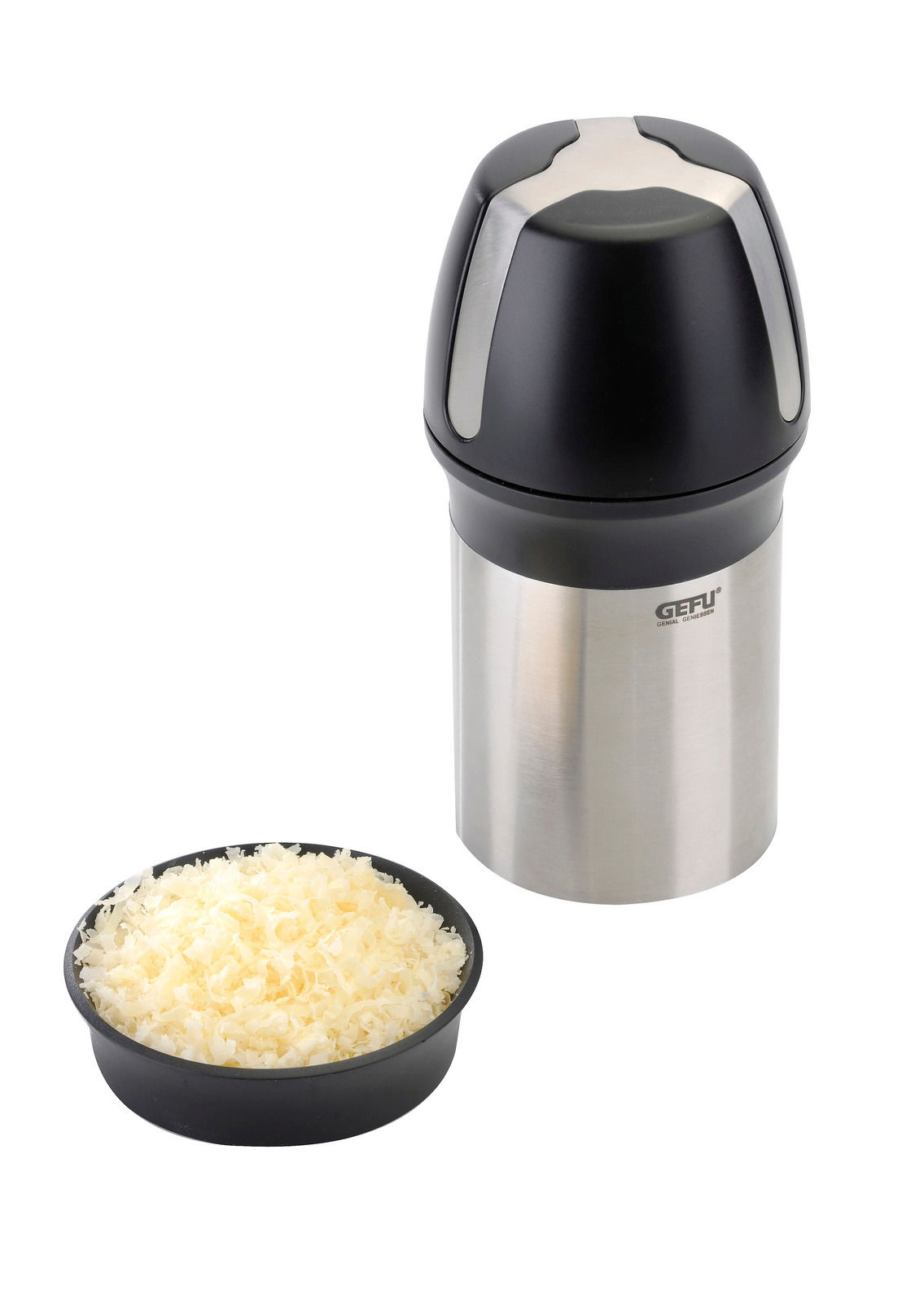 Käsereibe aus Edelstahl und Kunststoff, abgebildet aus der Vorderansicht, neben einer Schale mit geriebenem Käse.