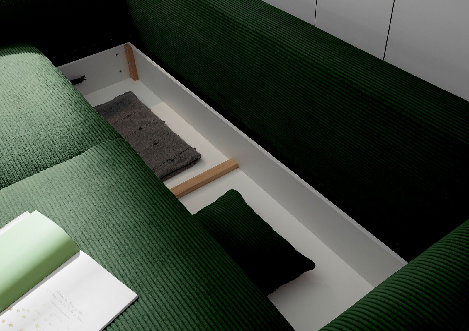 Grünes Funktionssofa mit geöffneter Stauraumfunktion, von oben betrachtet.