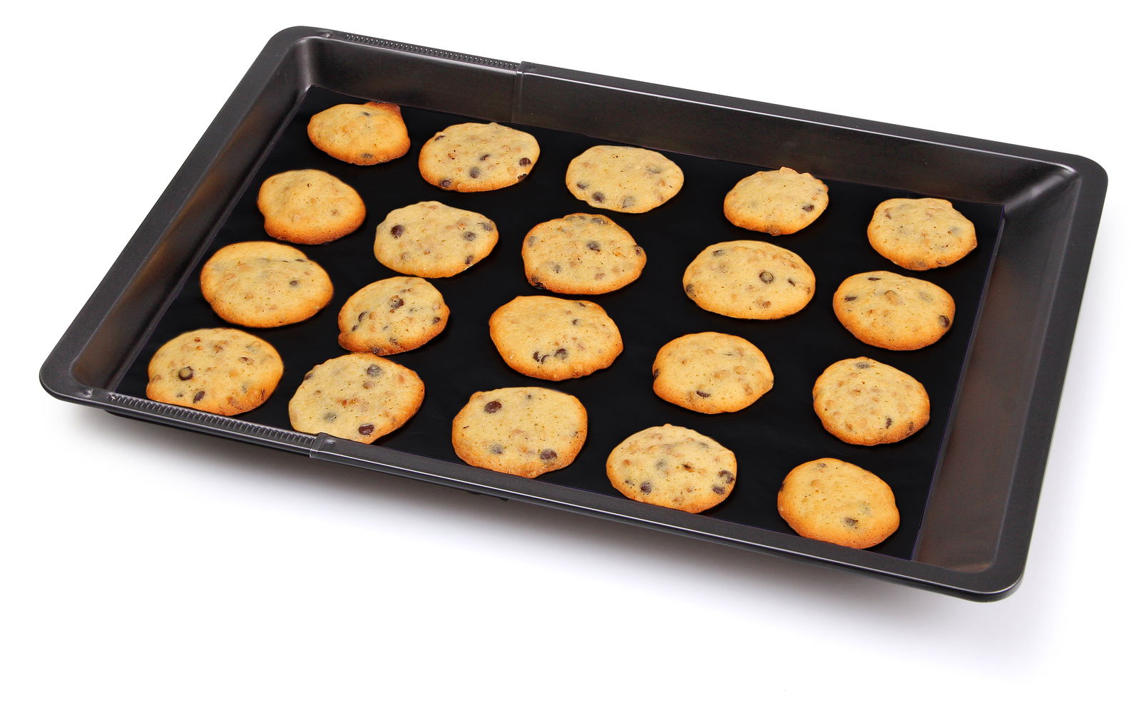 Backblech mit Dauerbackfolie und frisch gebackenen Keksen, aus der Vogelperspektive