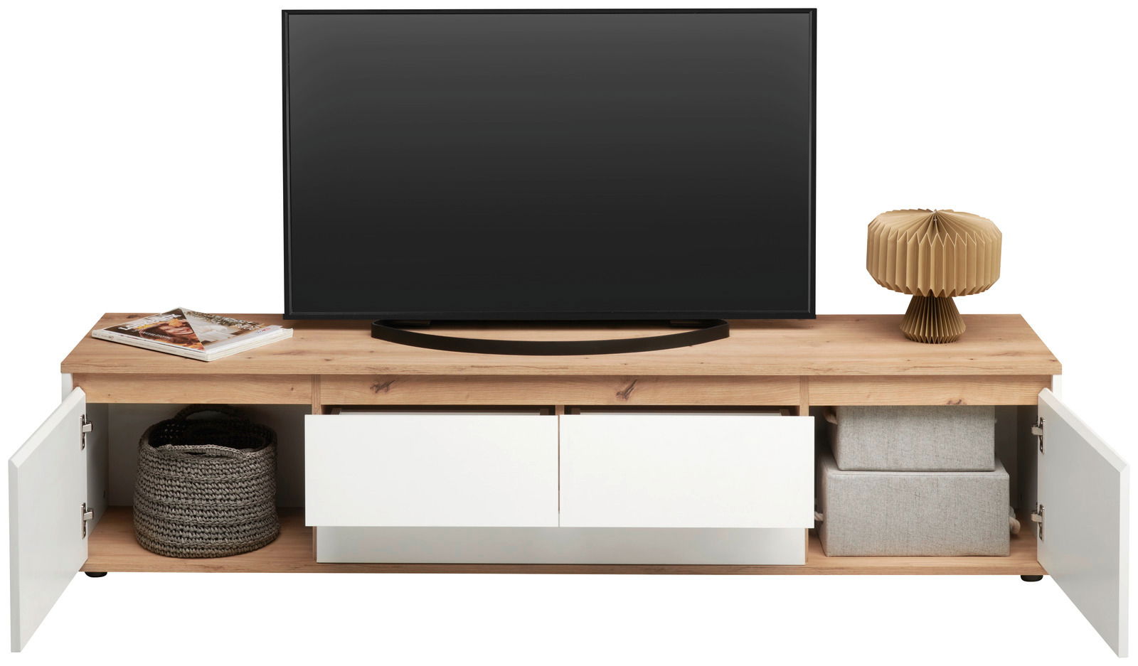 Frontale Ansicht eines XL-TV-Lowboards mit Holzoberfläche, zwei offenen Schubladen und seitlichen Fächern mit Türen. Dekoriert mit einem Fernseher, einer Lampe und Körben.