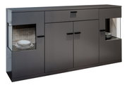 Modernes Sideboard in dunklem Grau mit zwei offenen Fächern an den Seiten, gefüllt mit Geschirr, aus frontaler Perspektive.