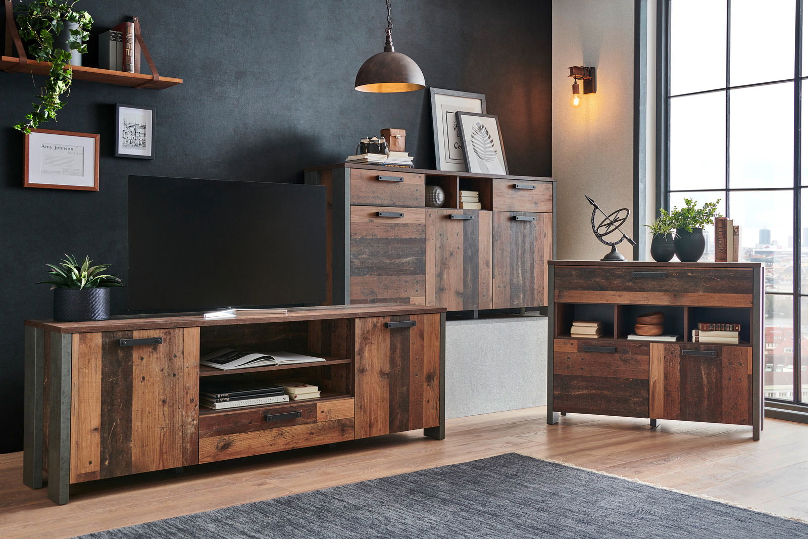 Wohnzimmermöbel-Set in rustikalem Holzdesign, bestehend aus einem TV-Lowboard, einem Sideboard und einer Kommode, seitliche Perspektive.