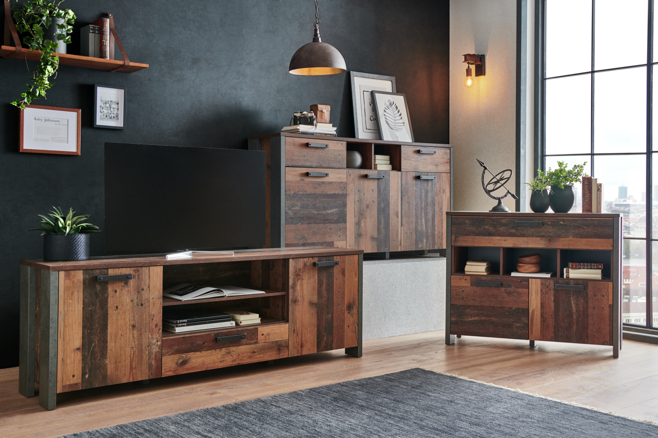 Wohnzimmermöbel-Set in rustikalem Holzdesign, bestehend aus einem TV-Lowboard, einem Sideboard und einer Kommode, seitliche Perspektive.