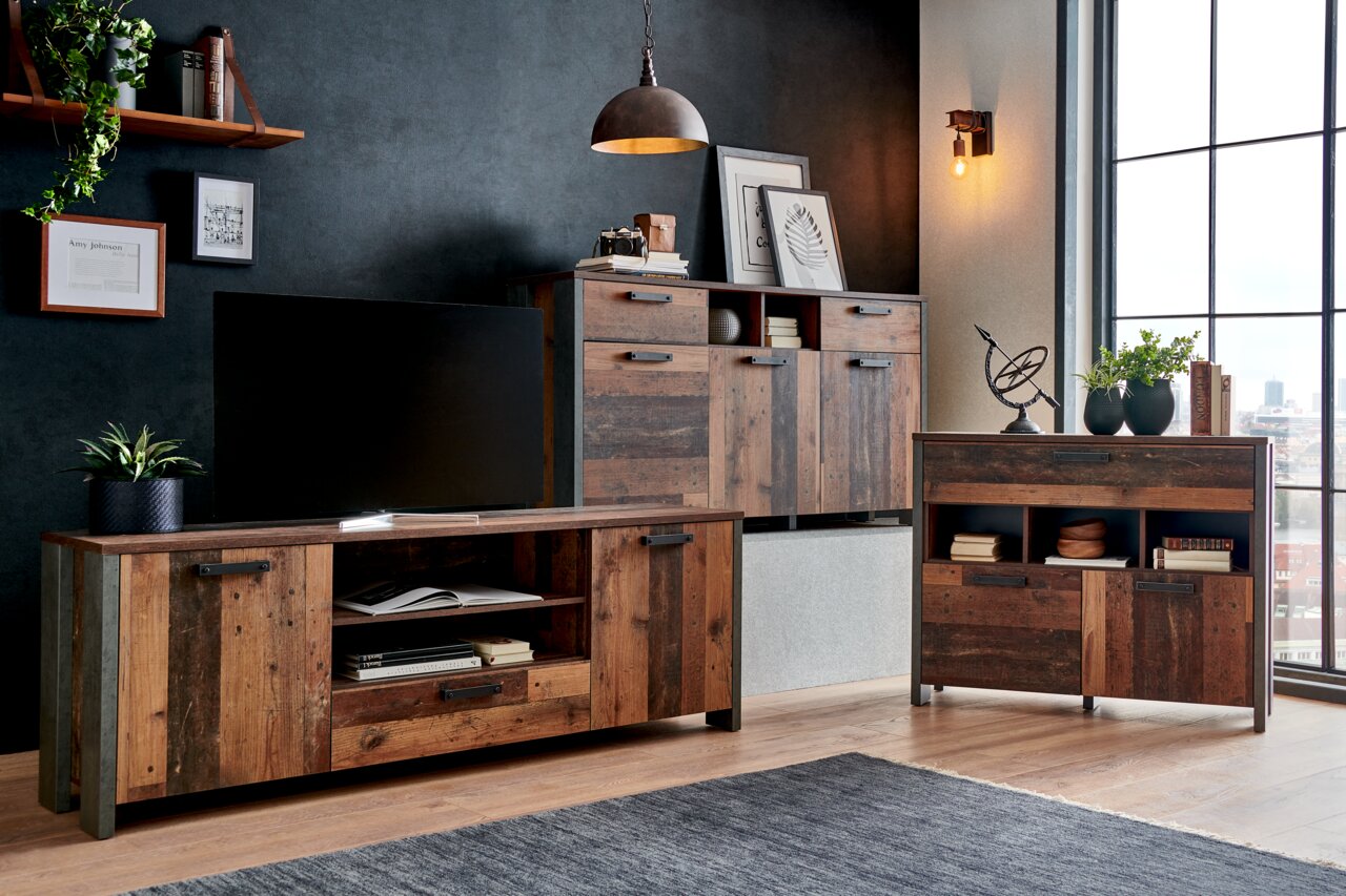 Wohnzimmermöbel-Set in rustikalem Holzdesign, bestehend aus einem TV-Lowboard, einem Sideboard und einer Kommode, seitliche Perspektive.