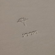 Nahaufnahme eines grauen runden Tabletts mit geprägtem Logo und Schriftzug 'JOOP!'