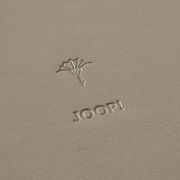 Nahaufnahme eines grauen runden Tabletts mit geprägtem Logo und Schriftzug 'JOOP!'