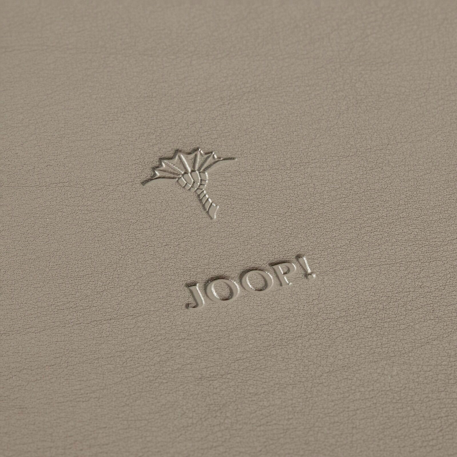 Nahaufnahme eines grauen runden Tabletts mit geprägtem Logo und Schriftzug 'JOOP!'