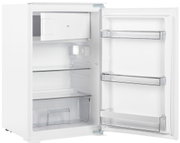 Offener weißer Kühlschrank mit integriertem Gefrierfach oben, Glasablage, Gemüseschublade und drei Türfächern, Innenansicht in Frontalperspektive