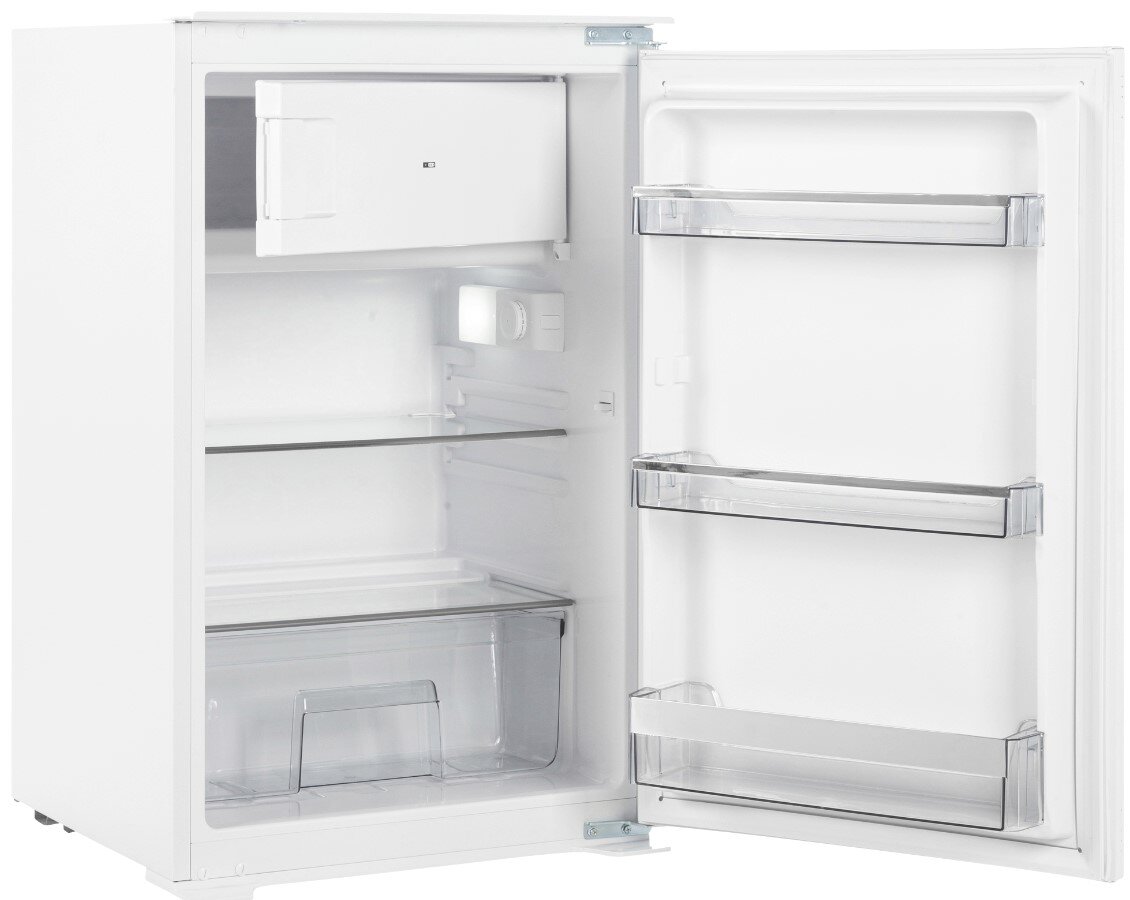 Offener weißer Kühlschrank mit integriertem Gefrierfach oben, Glasablage, Gemüseschublade und drei Türfächern, Innenansicht in Frontalperspektive