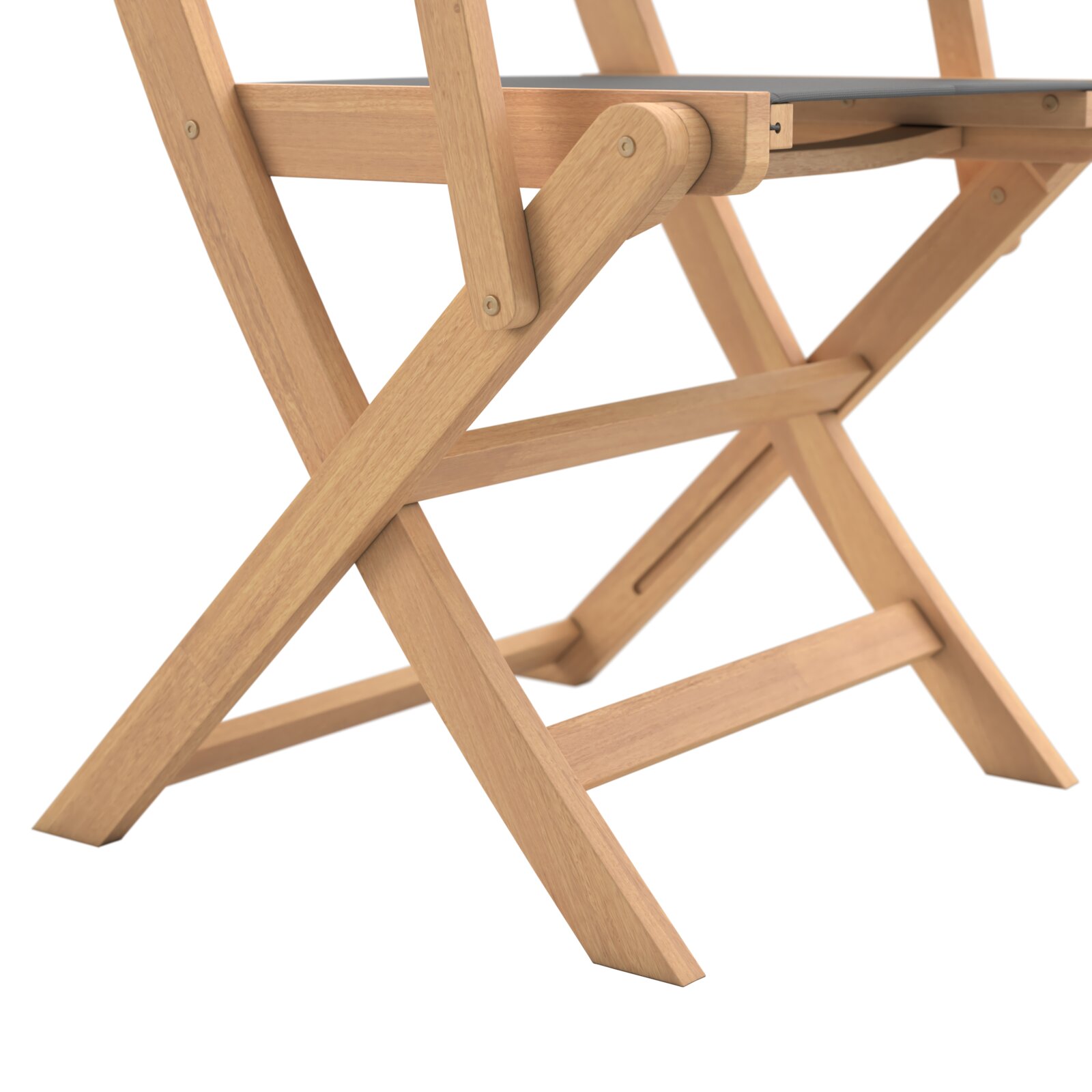 Nahaufnahme eines Gartenstuhls aus Holz mit klappbarem Design, seitliche Perspektive