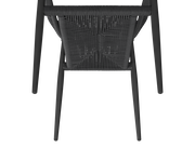 Ansicht von oben auf einen schwarzen Stapelsessel mit geflochtener Sitzfläche.